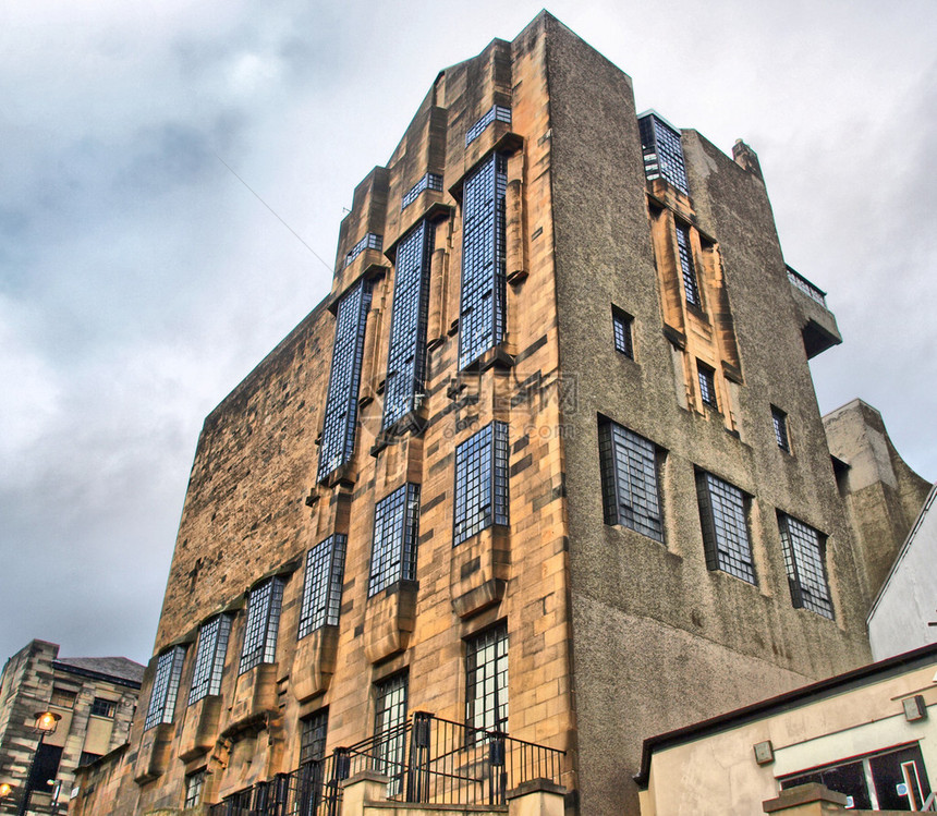 1896年由苏格兰拉斯哥的苏格兰建筑师查尔斯雷尼麦金托什设计的格拉斯哥艺术学院HDR图片