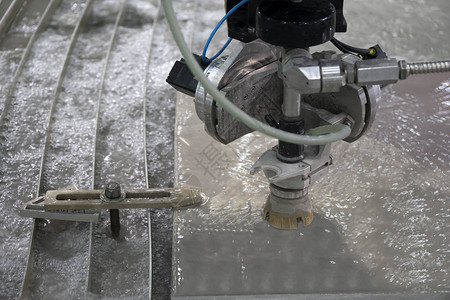 切割铝板的喷水机现代制造工艺是图片