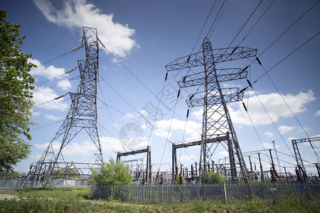 电力塔和英国的一个发电站图片