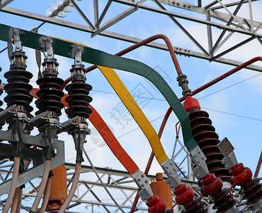 与发电厂中超高压变器的铜条进行电气连接以发电图片