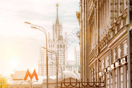 莫斯科市风景与Kotelnicheskaya在背图片