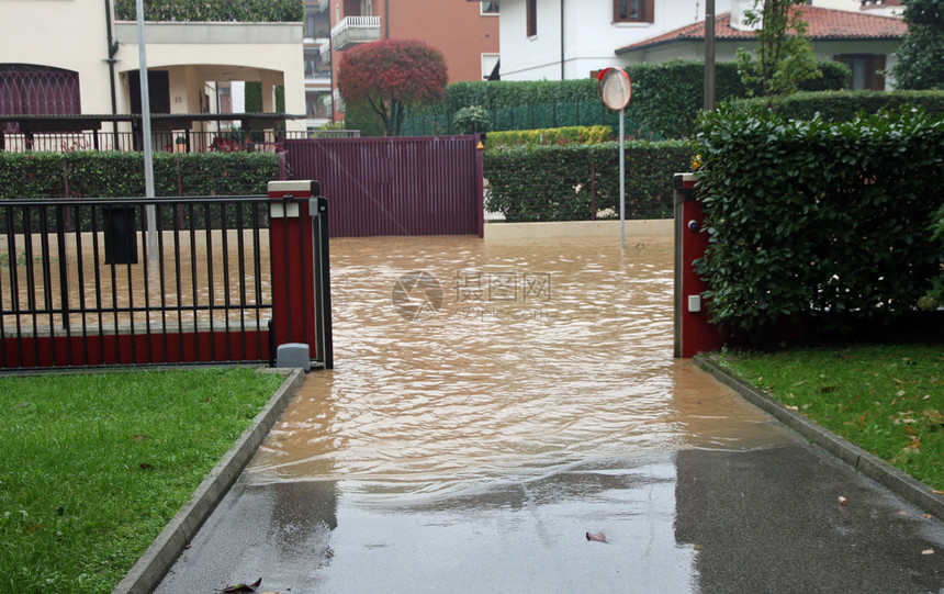一座房屋在洪水和完全淹水图片