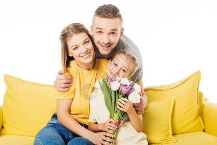 男人拥抱着妻子和小女儿的肖像图片
