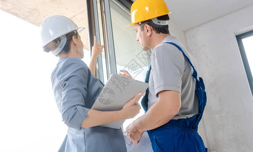 建筑女建筑师和建筑工人在现图片