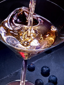 蓝莓金酒和鸡尾酒在黑色背景图片