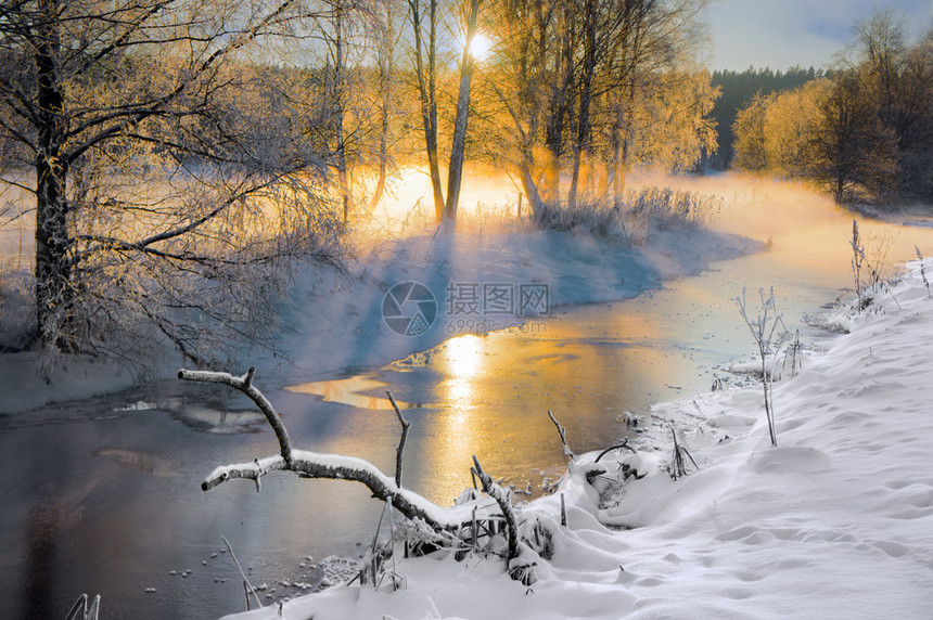 冬季斯堪的纳维亚小河日光束通过赤图片