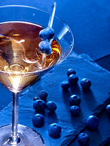 黑色背景中的蓝莓鸡尾酒图片