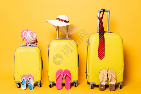 带有黄色沙滩夏季配饰的家庭旅行包图片