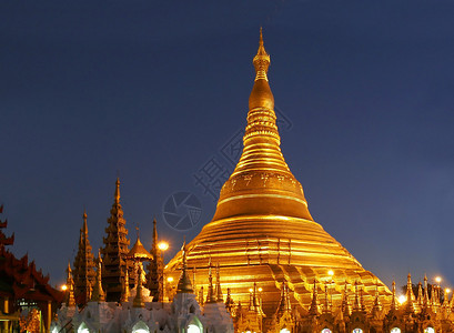 在晚上缅甸大金寺图片