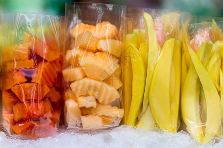 新鲜芒果甜瓜和木瓜水果在街头市场图片