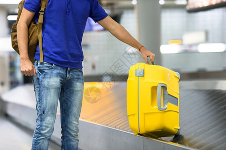 年轻人把行李从机场的图片