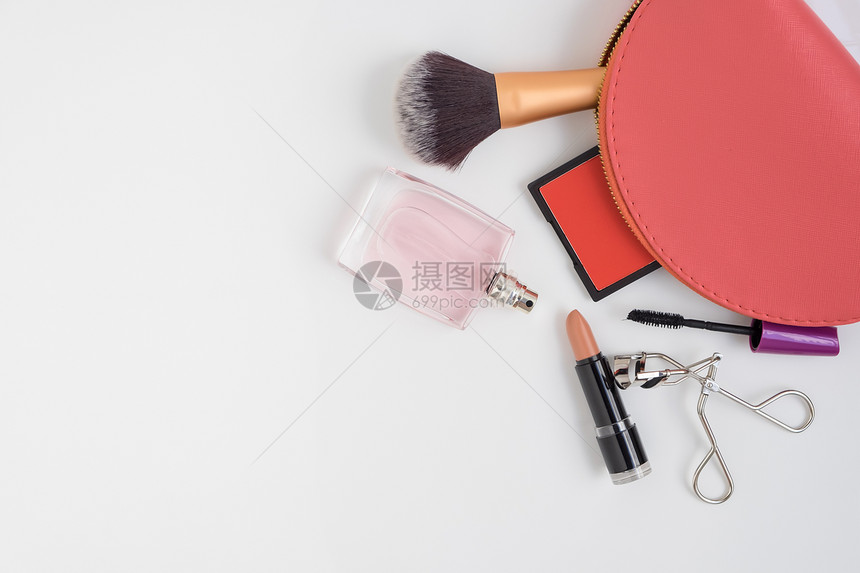 粉红色化妆包和化妆产品的顶部视图图片