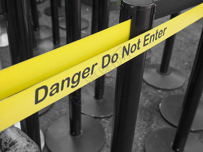 黄带围栏危险请勿进入警示牌图片
