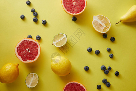 黄色表面葡萄果柠檬石灰和蓝图片
