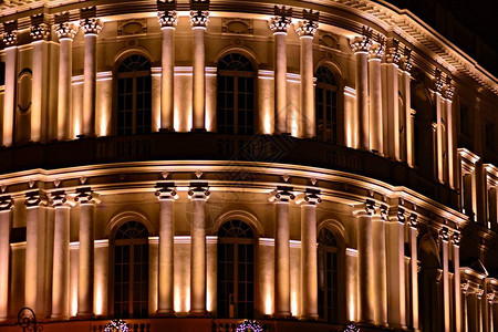 复古建筑古典立面在夜间照明图片