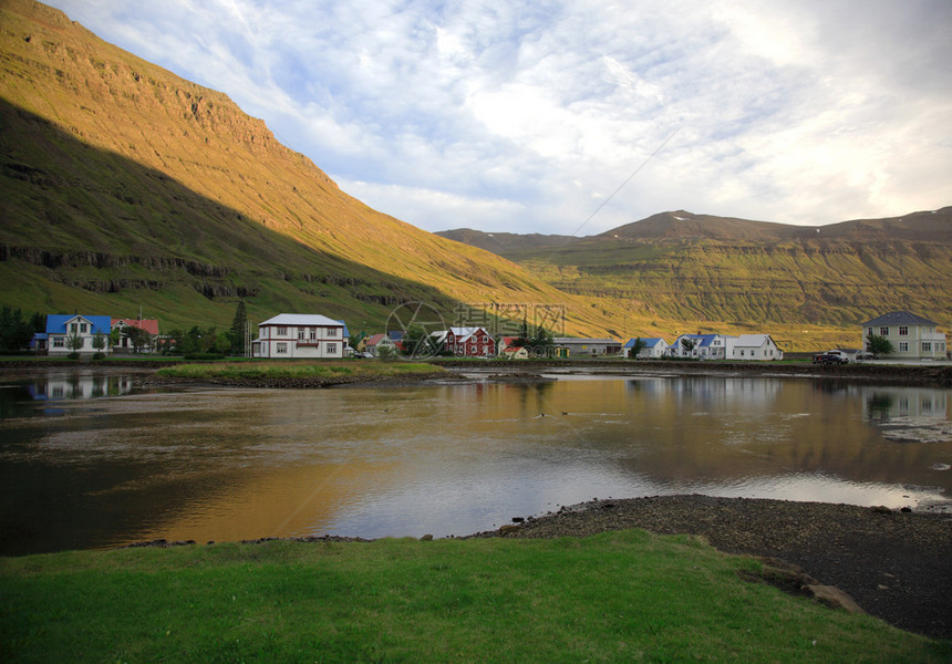 美丽的Seydisfjordur村在清晨的图片