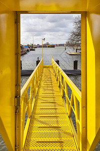 荷兰鹿特丹的黄色船舷梯图片