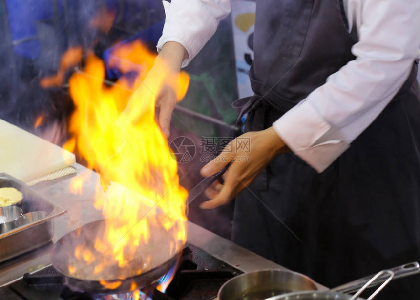 厨房师用锅炉煮饭图片