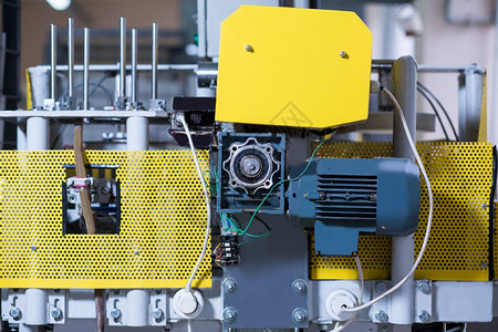 有发动机的工厂机器工业设备上的黄色面板提供能量的复杂装置电线和螺图片