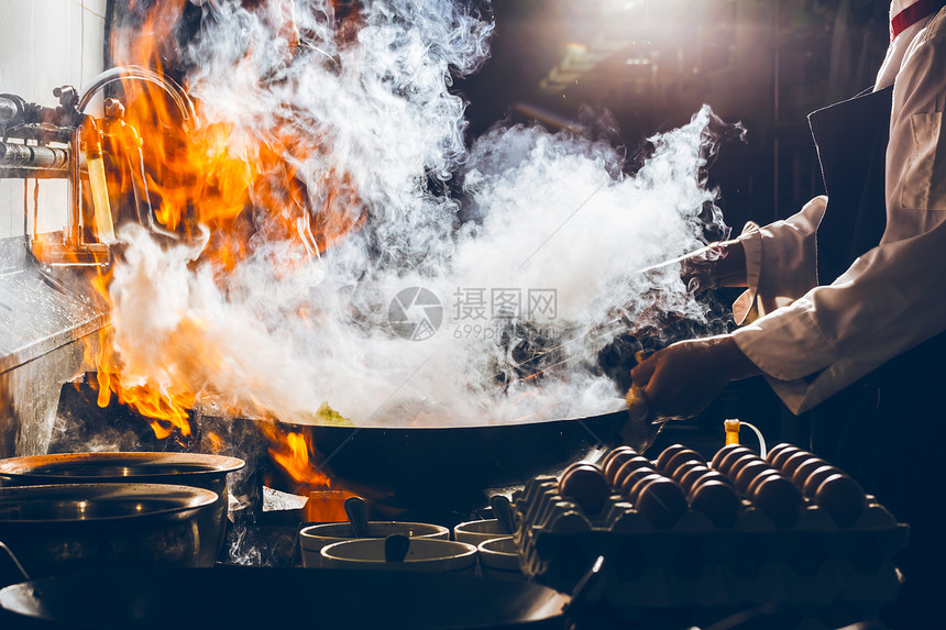 火烧在铁锅上煮火很热图片