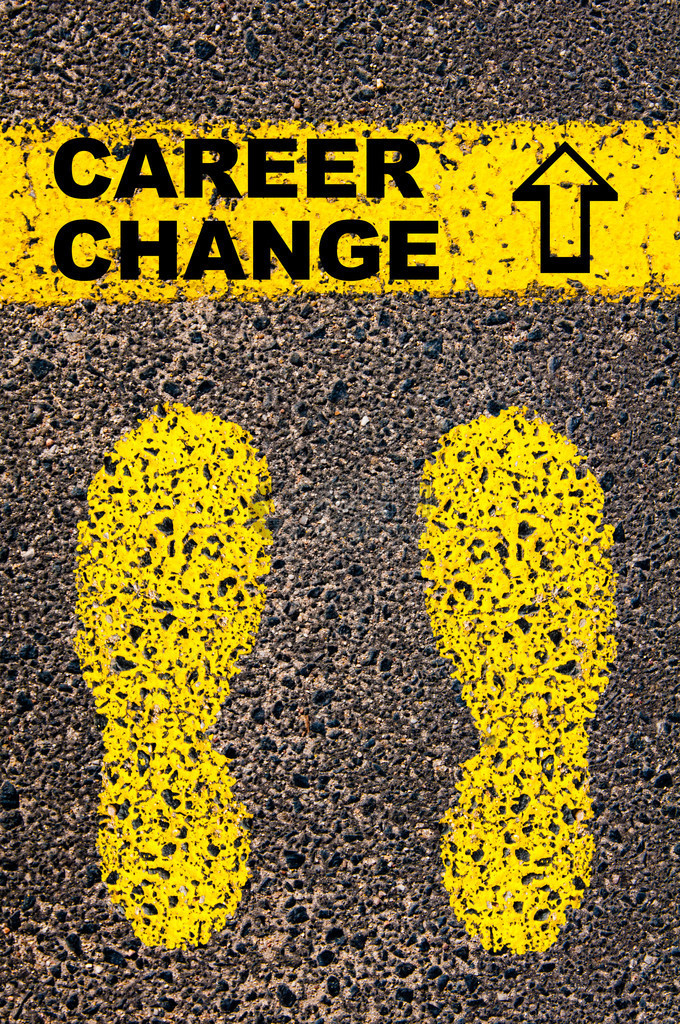在沥青石背景上水平线前的道路上带有黄色油漆脚步的概念图像消息职业变化和向上的图片