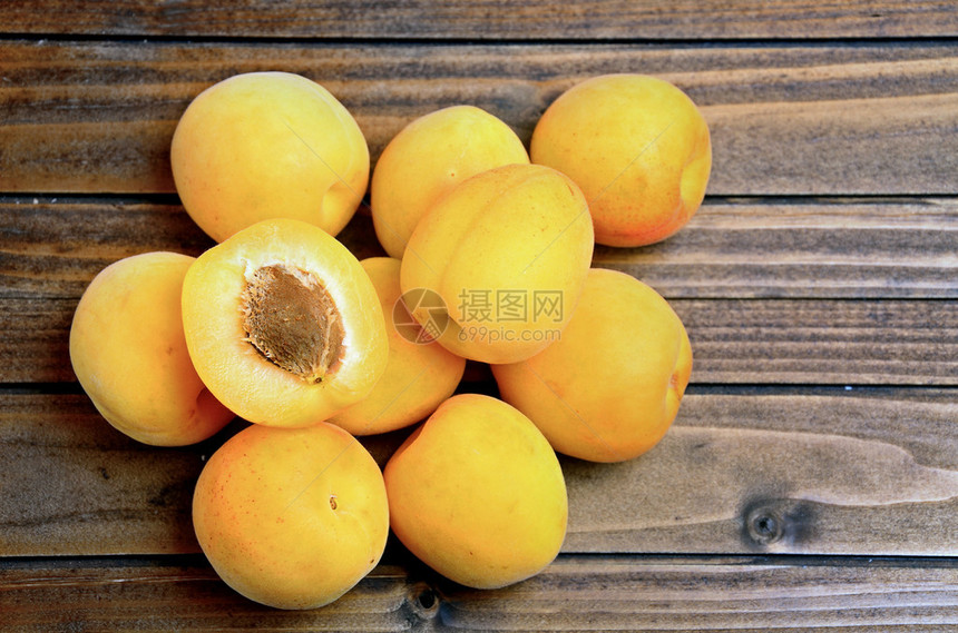 木桌上的一组杏子图片