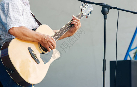 在城市公园爵士音乐节上演奏吉他手在阳图片