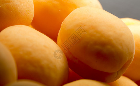 成熟的杏子堆图片