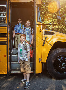 一群男孩上他们的校车图片