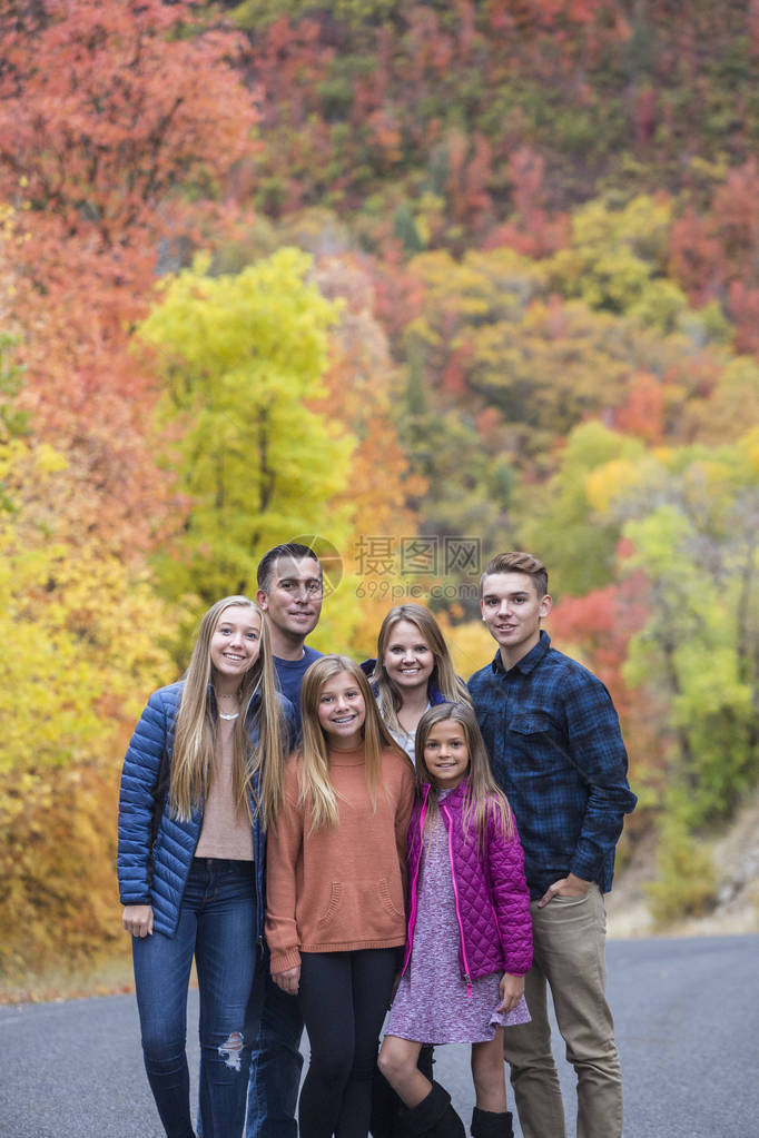 美丽的大全家福与秋天的颜色在户外的背景青少年和幼的孩子和他们的父母在图片