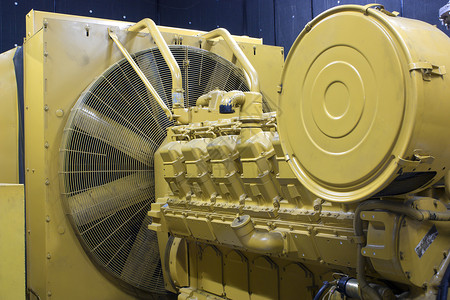 黄色紧急发电机柴油引擎通图片