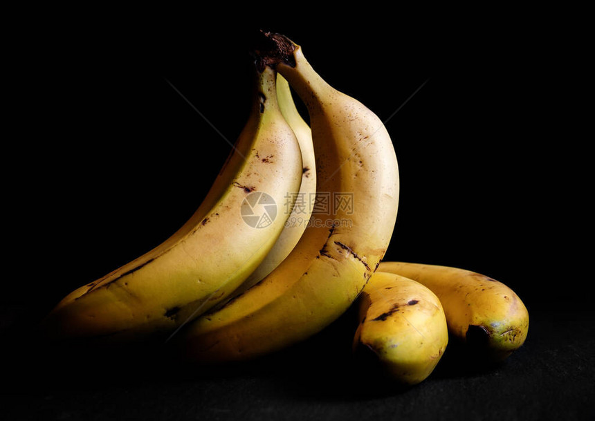 加那利香蕉静物西班牙明暗对比在黑色背景深色西班牙普拉塔诺加那图片
