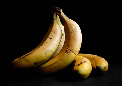 加那利香蕉静物西班牙明暗对比在黑色背景深色西班牙普拉塔诺加那图片