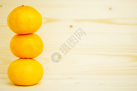 橘子普通话靠近木质表面的背景图片