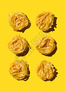黄色背景下组织的燕窝面食图片