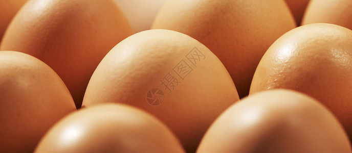 棕色鸡蛋背景的特写图片