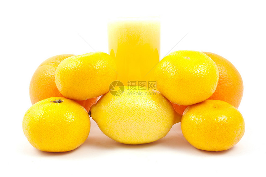 一杯鲜榨柑橘汁白色背景上的水果图片