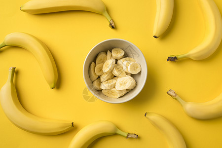 切成熟香蕉的热板顶端背景图片