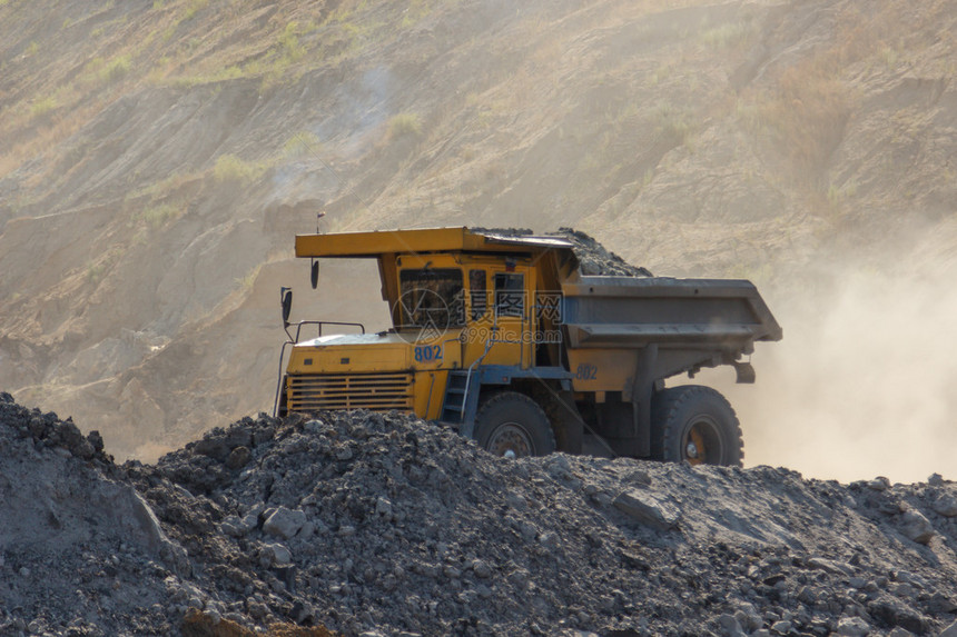 在煤矿中从事岩石运输的采石场垃图片