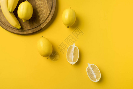 顶端的柠檬和香蕉用木板图片
