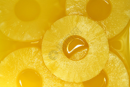 天然果汁中菠萝片的特写图片