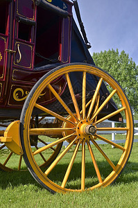 木制的电车轮子有一顶黄高清图片