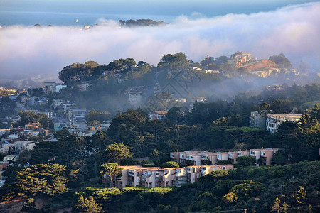 旧金山早上在雾中图片