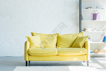 客厅内部带垫子的舒适黄色沙发图片