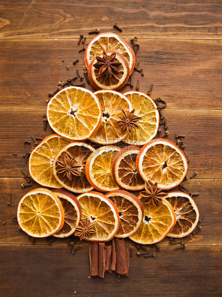 圣诞树由干橙子肉桂和香肠制图片