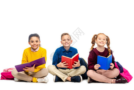 欢乐的学童坐着拿着书本看着白色图片