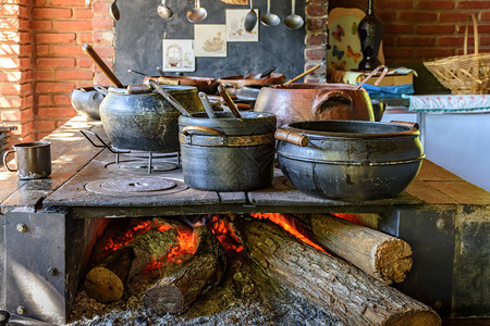 巴西传统食品正在用粘土锅和老旧流行的木柴炉灶制成的高清图片
