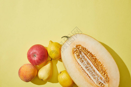 黄色背景的半瓜苹果桃图片