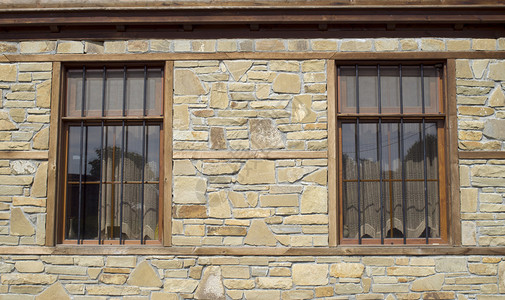 墙上有两个窗户的石材覆层板图片