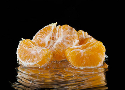 黑色背景中水的橙子图片